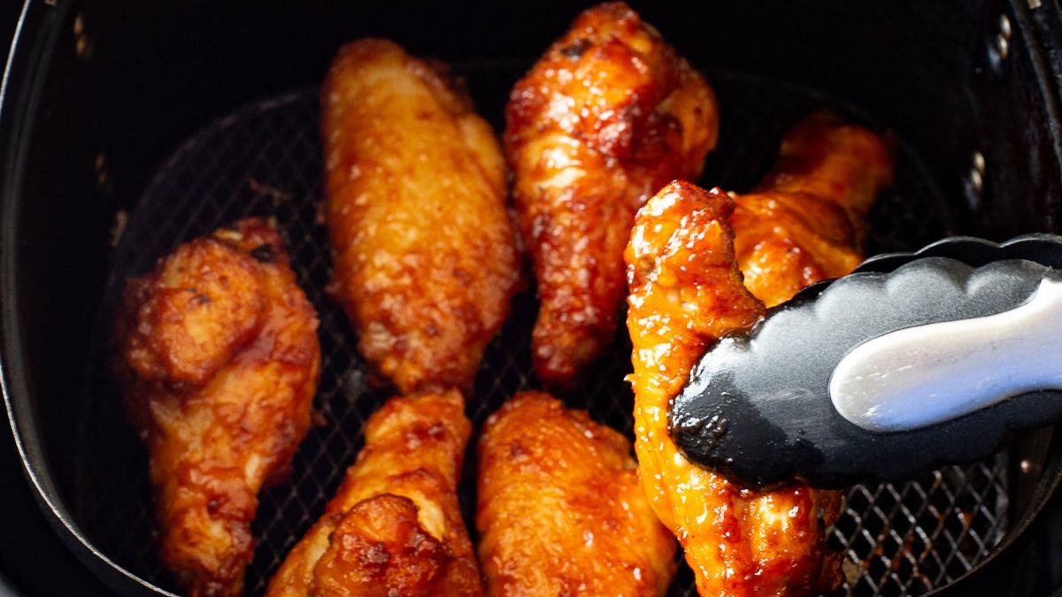 Reheat Hot Wings in Air Fryer