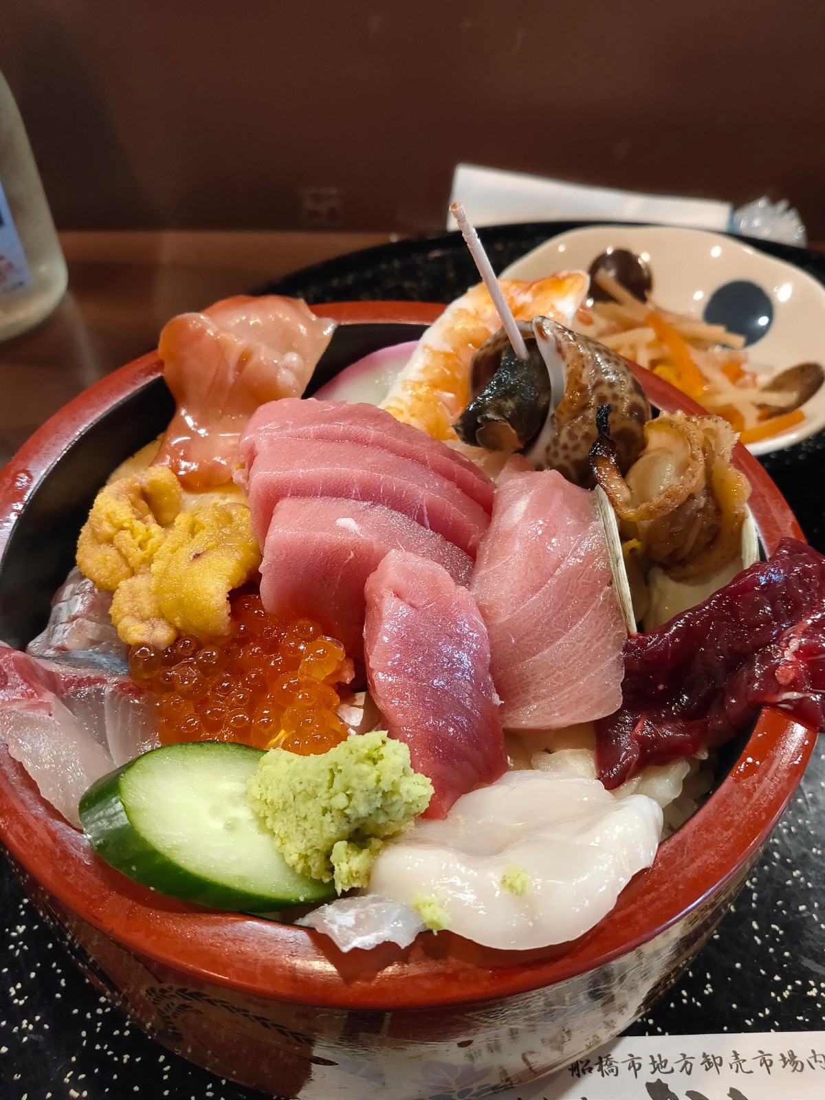 船橋市場の海鮮丼はなぜ早朝から並ぶのか？名店と混雑の真相【2026】