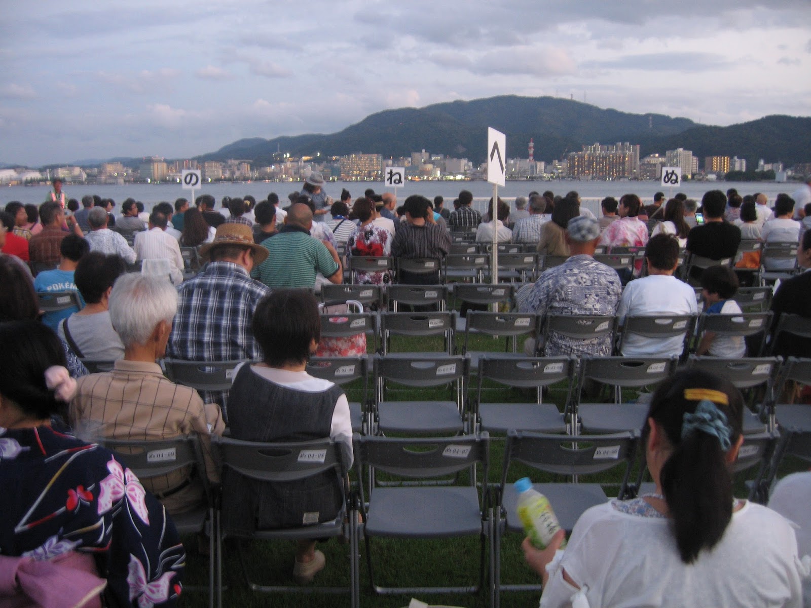 びわ湖花火大会イス席は見えにくい？2026チケット倍率と座席の真実