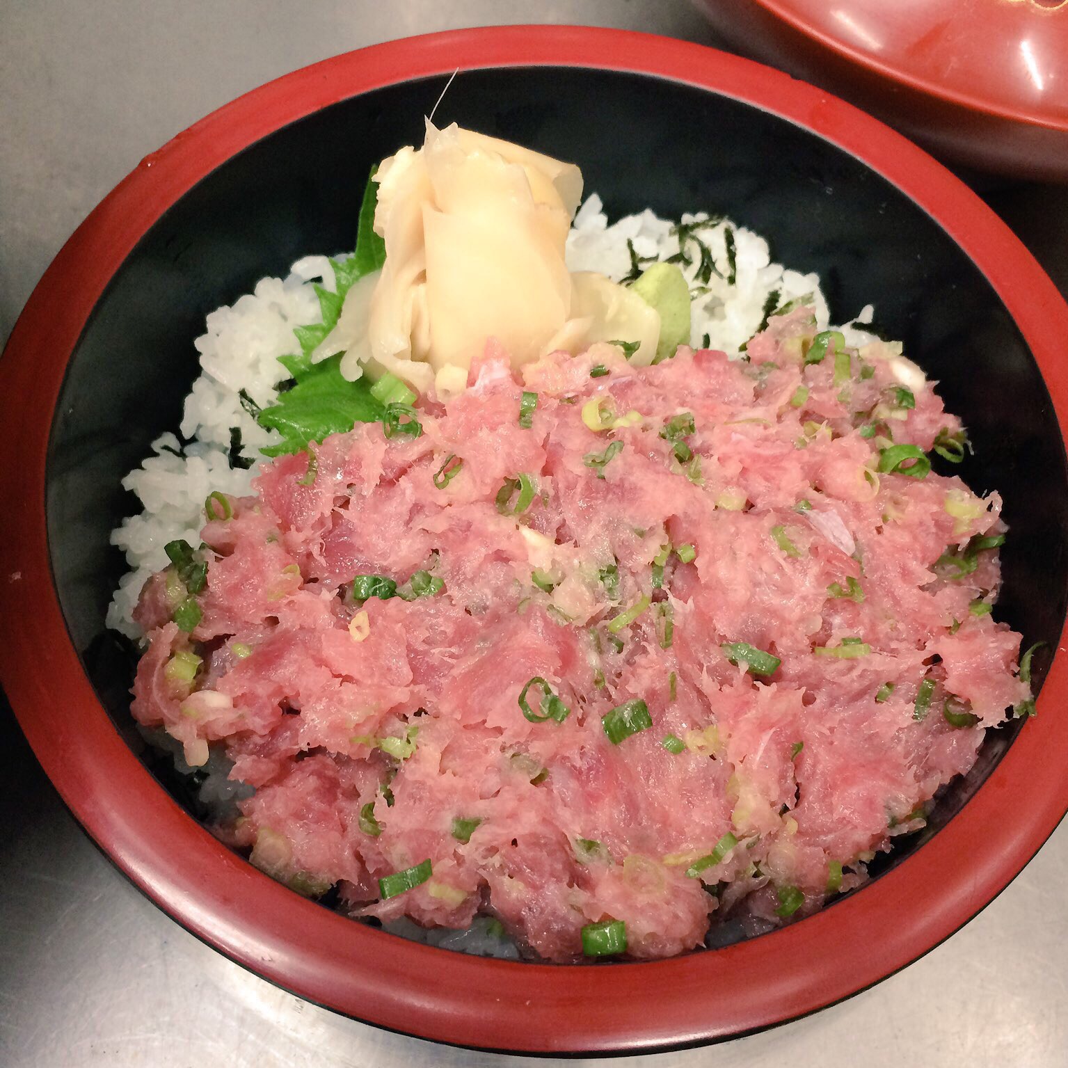 なぜフリスビー？すき家ネギトロ丼の謎と2026年最新の評判を追う