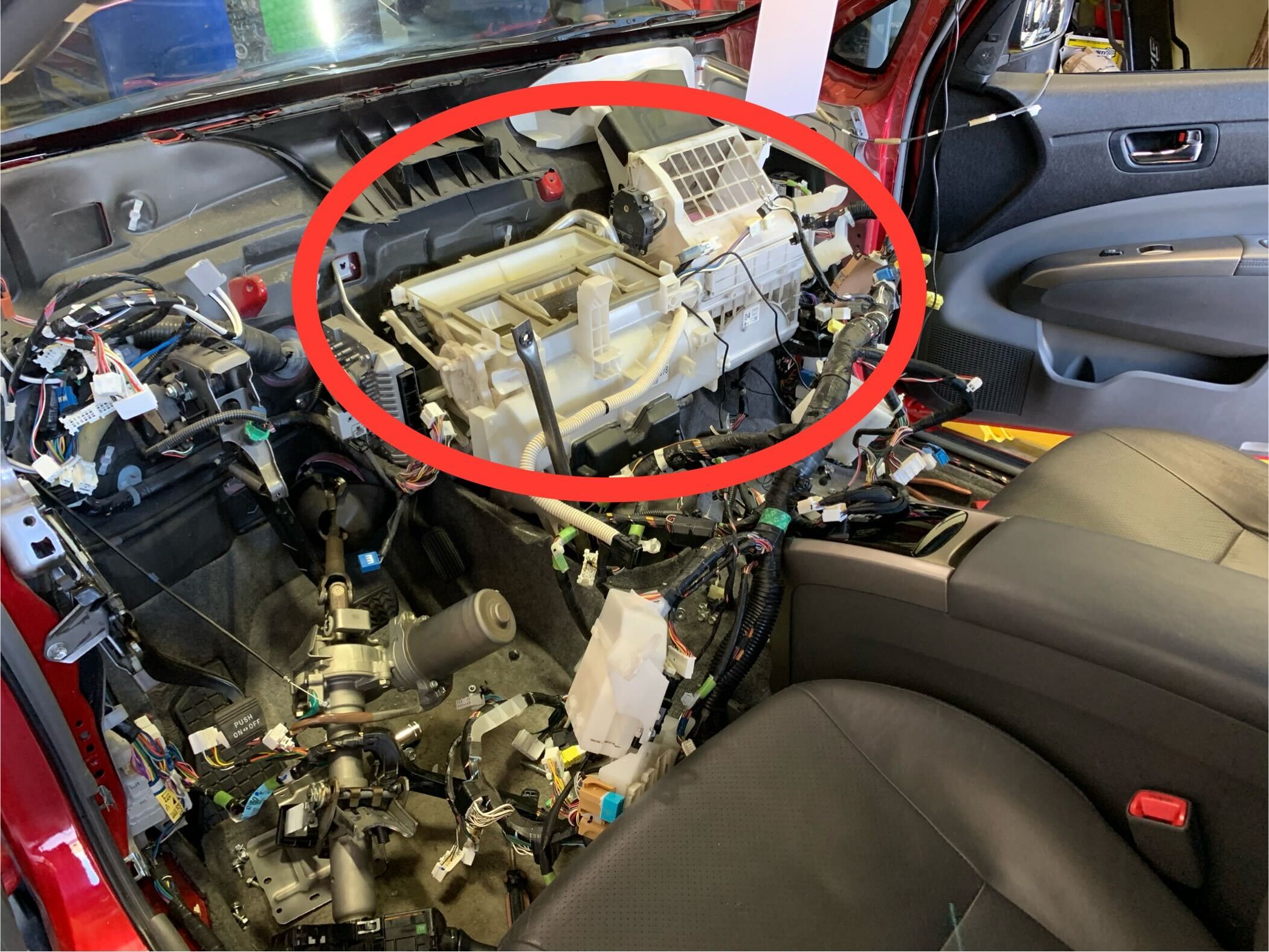 車のエアコンが臭い原因と決定打！酸っぱい悪臭を一掃する裏ワザと費用
