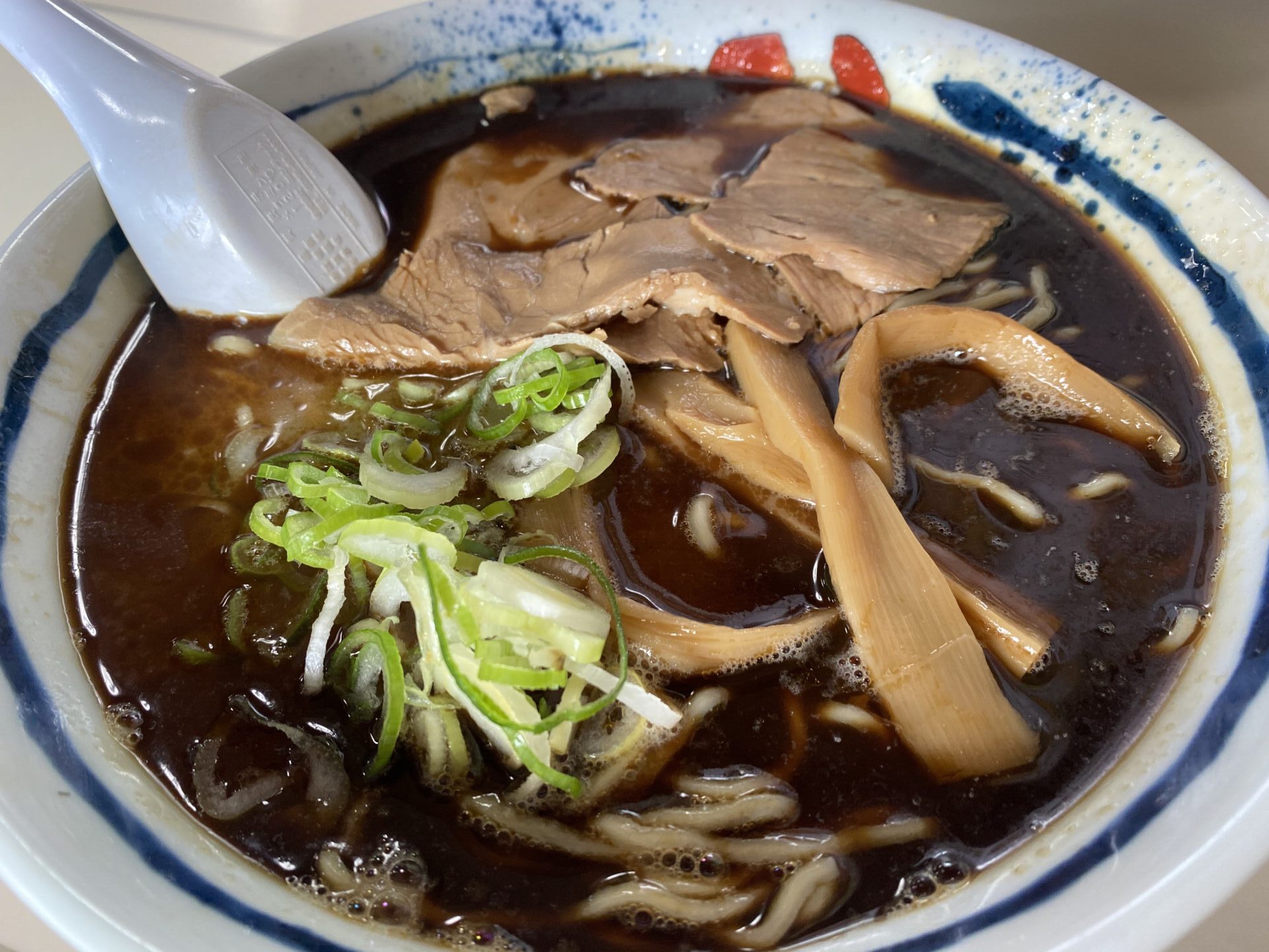 旭川ラーメン蜂屋の真実｜焦がしラードの賛否と2店舗の違いを徹底解剖