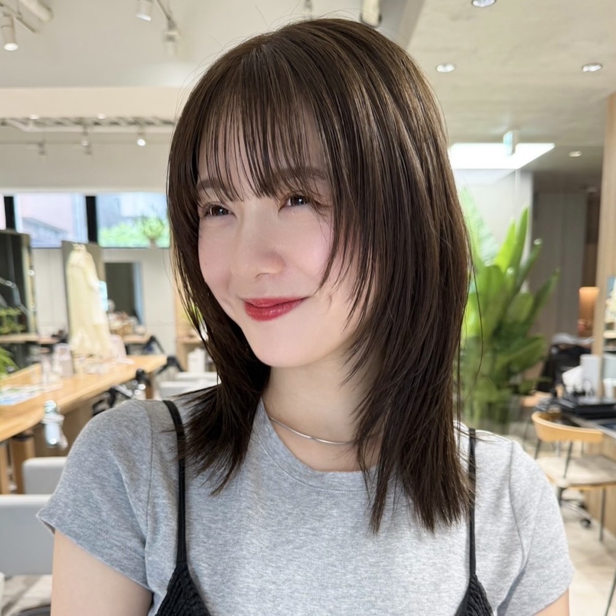 2026年春、なぜ「重め×抜け感」のミディアムレイヤーが空前の大ヒットなのか？表参道プロが明かすトレンドの舞台裏