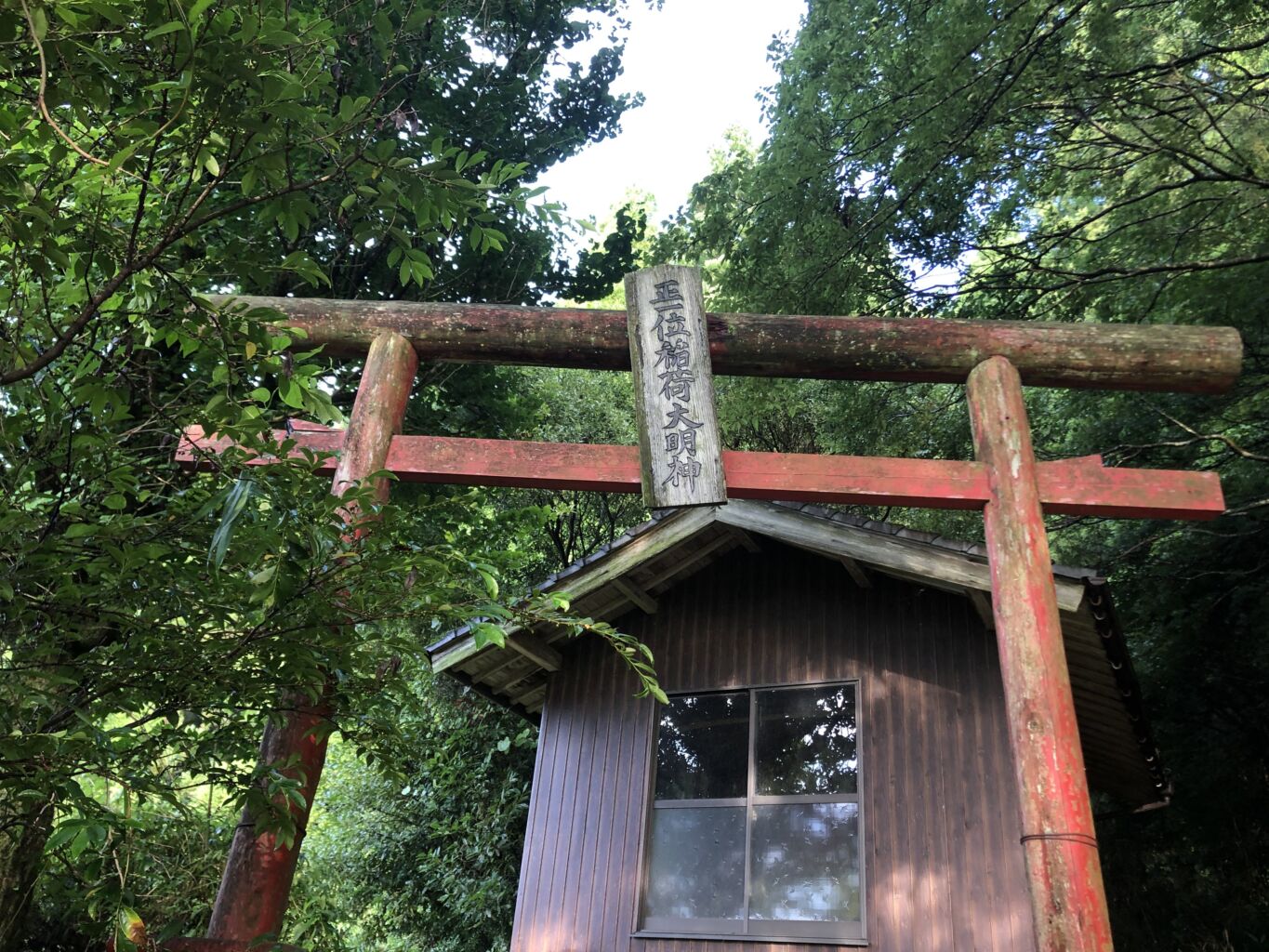 なぜ街の祠が神の最高ランク？「正一位稲荷大明神」の真相と祀り方