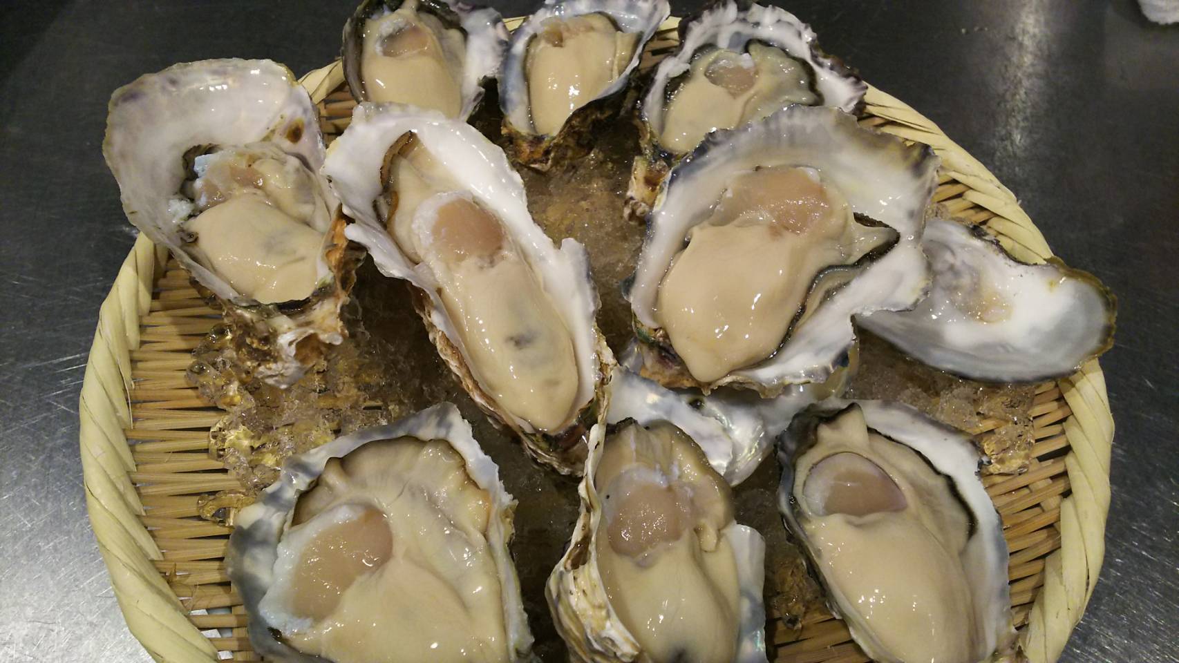 浅草の路地裏で絶品生牡蠣を喰らう！穴場バーと限定コースの全貌