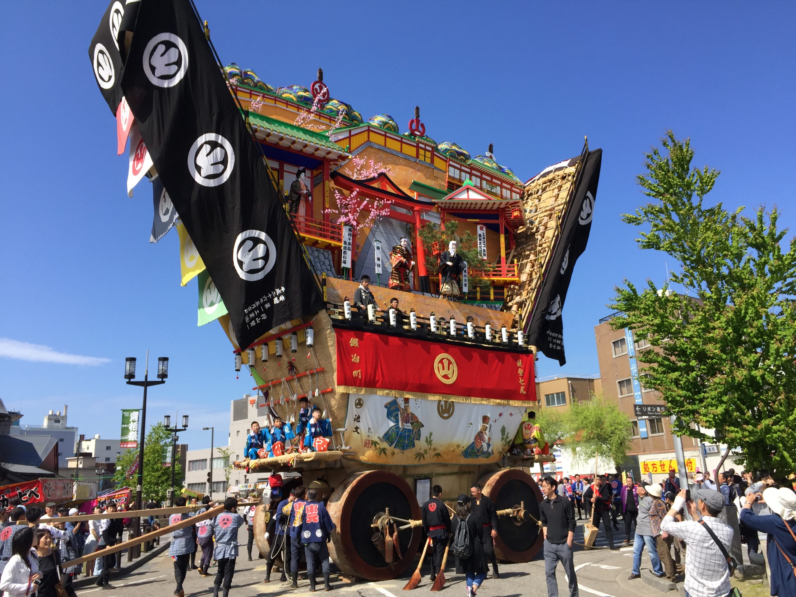 巨大でか山が舞う青柏祭2026！辻回しの迫力と能登復興の熱気