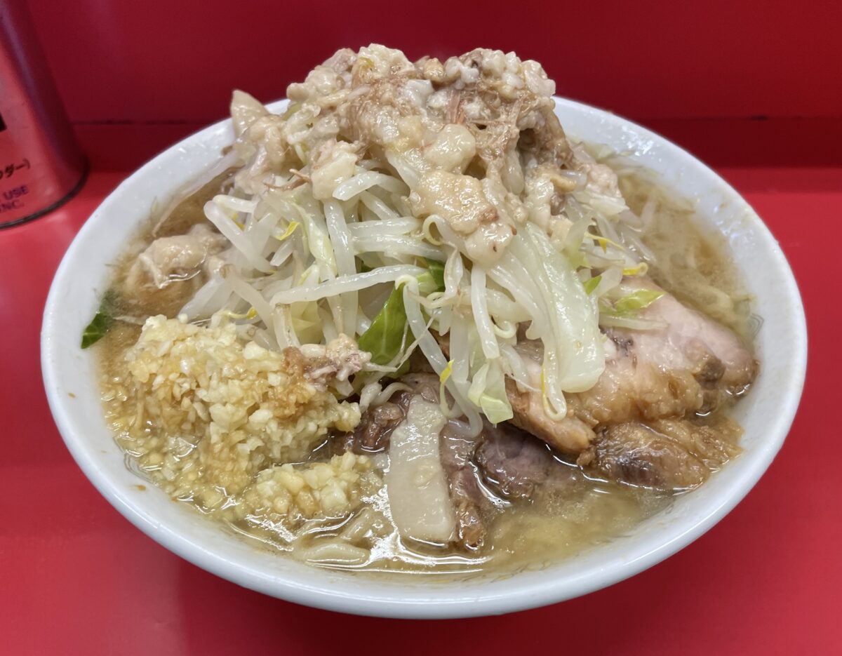 聖地・ラーメン二郎三田本店の現在！総帥の動向と並び方ルール徹底解剖