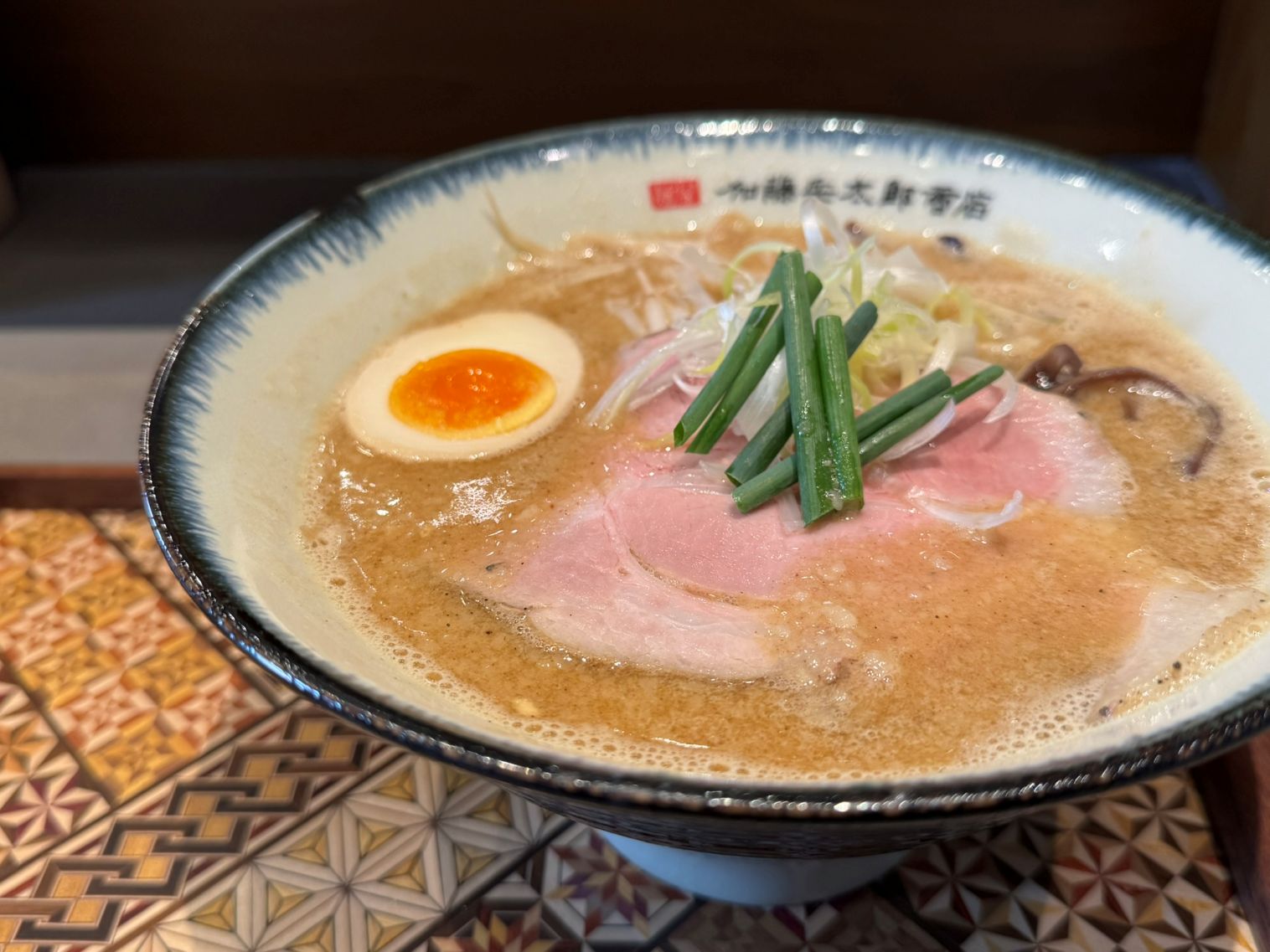 【2026最新】小田原ラーメンの真相！漆黒スープと大粒ワンタンの名店群