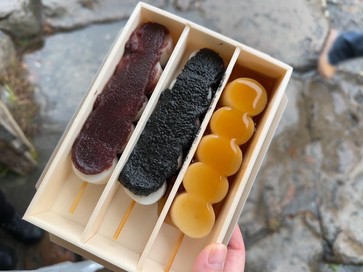 なぜカゴで飛ぶ？厳美渓の「空飛ぶ団子」買い方や待ち時間徹底解説