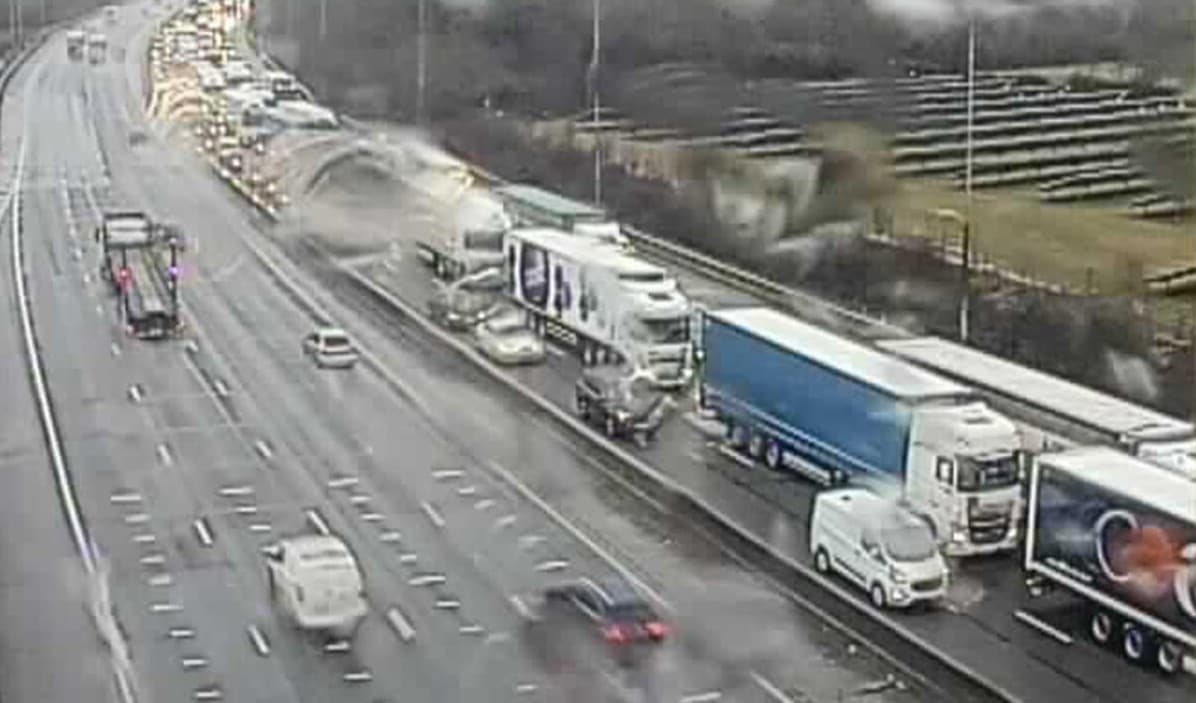M25 Drivers Face Major 120-Minute Delays Following Multiple Crashes