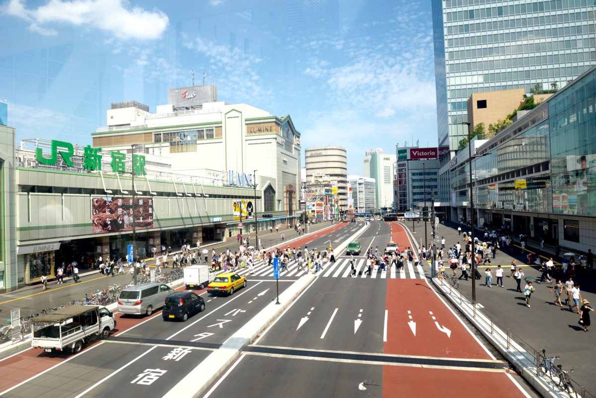 新宿東口激変の真相！アルタ閉館と再開発が変えた2026年の歩き方