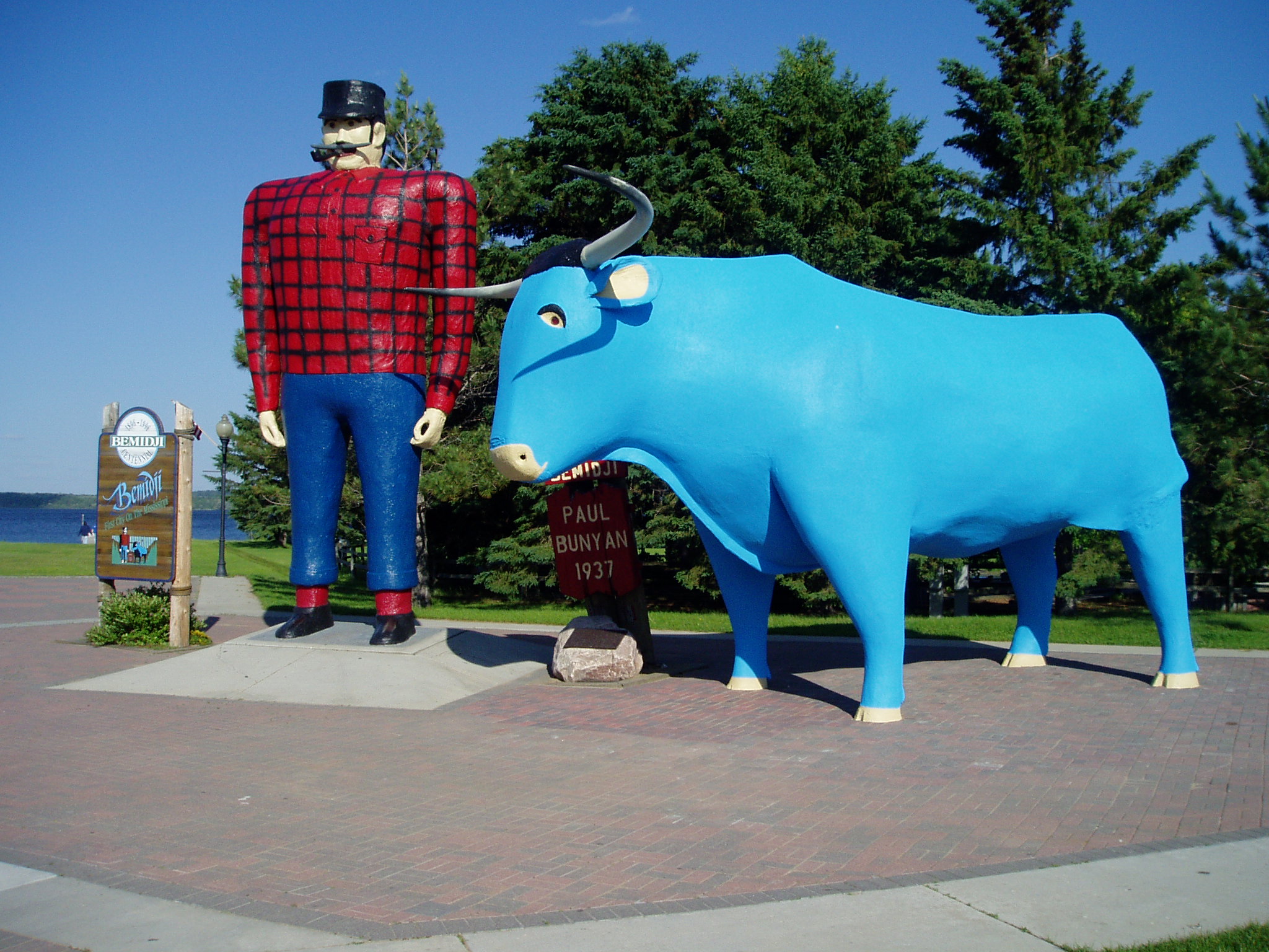 Paul Bunyan & Babe the Blue Ox Statues Photos