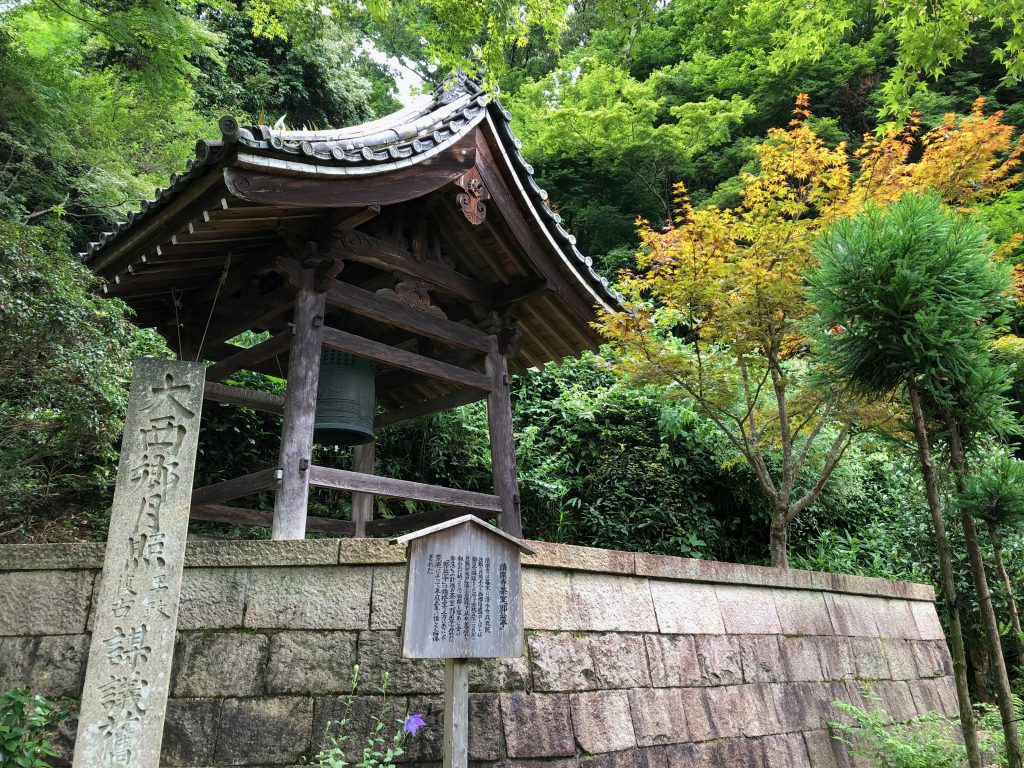 京都東山・清閑寺の知られざる歴史！平家物語の悲恋と要石の真実