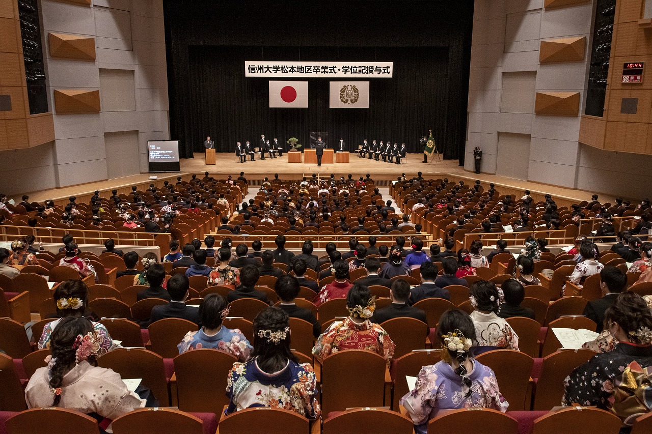 奇抜コスプレの舞台裏と配信情報！信州大学卒業式を現地徹底取材