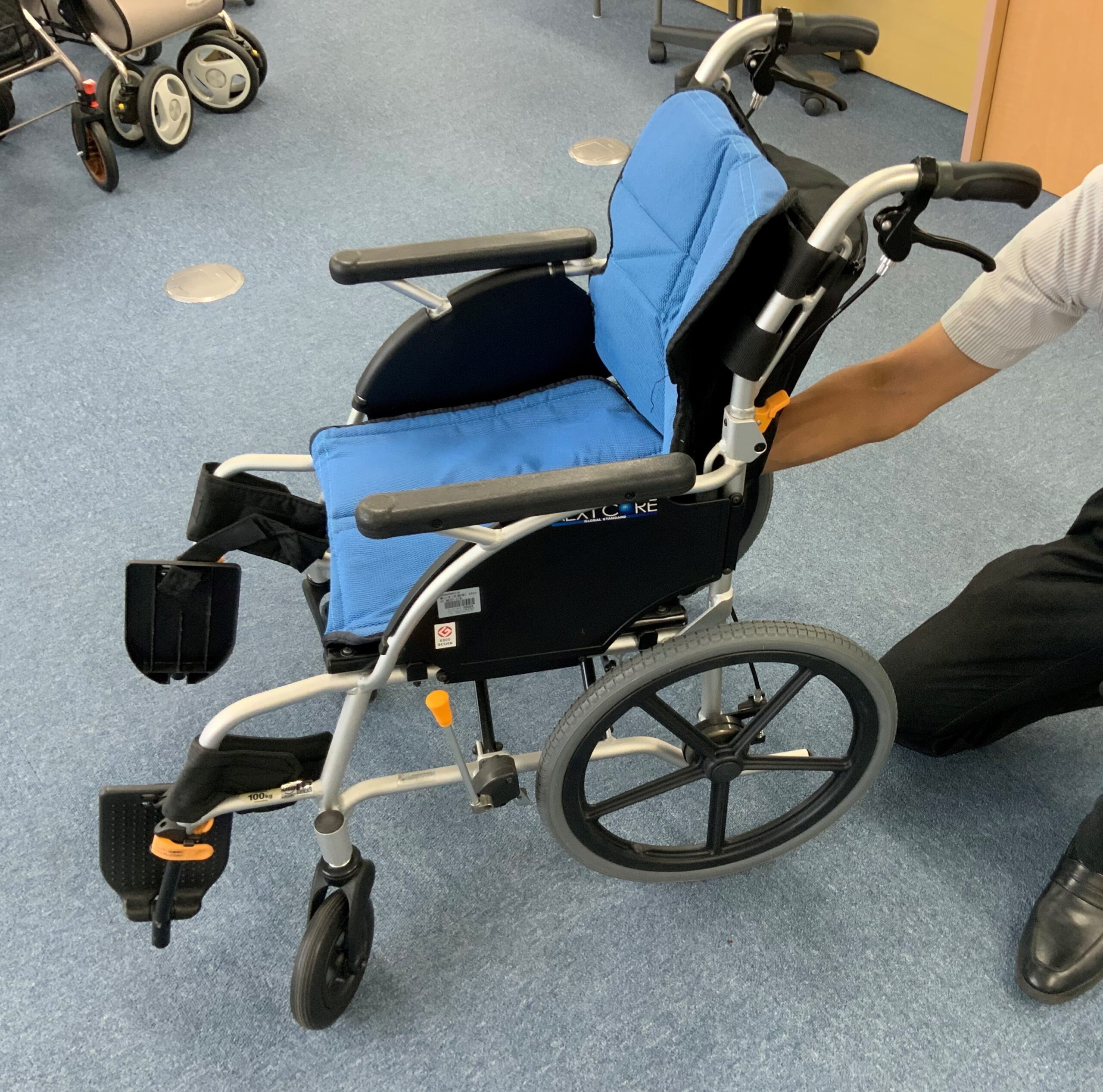 車椅子のたたみ方完全解説！30秒で力を使わず畳むコツと車載術