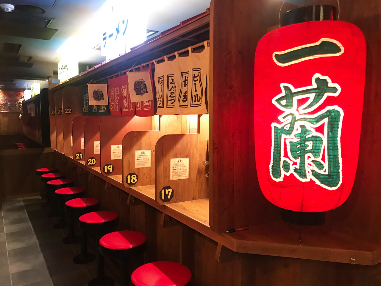 一蘭 浅草店の待ち時間と屋台席の真相！行列回避術と六区店との違い