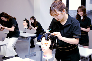 理容・美容ダブルライセンス時代へ。2026年のヘアメイク業界で「食いっぱぐれない」技術者を育てる現場のリアル
