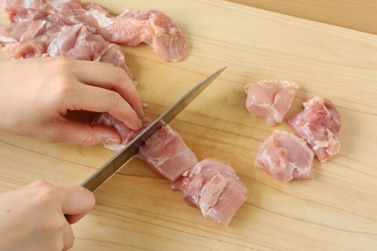 鶏肉の切り方大全！パサつかずジューシーに仕上がるプロの極意