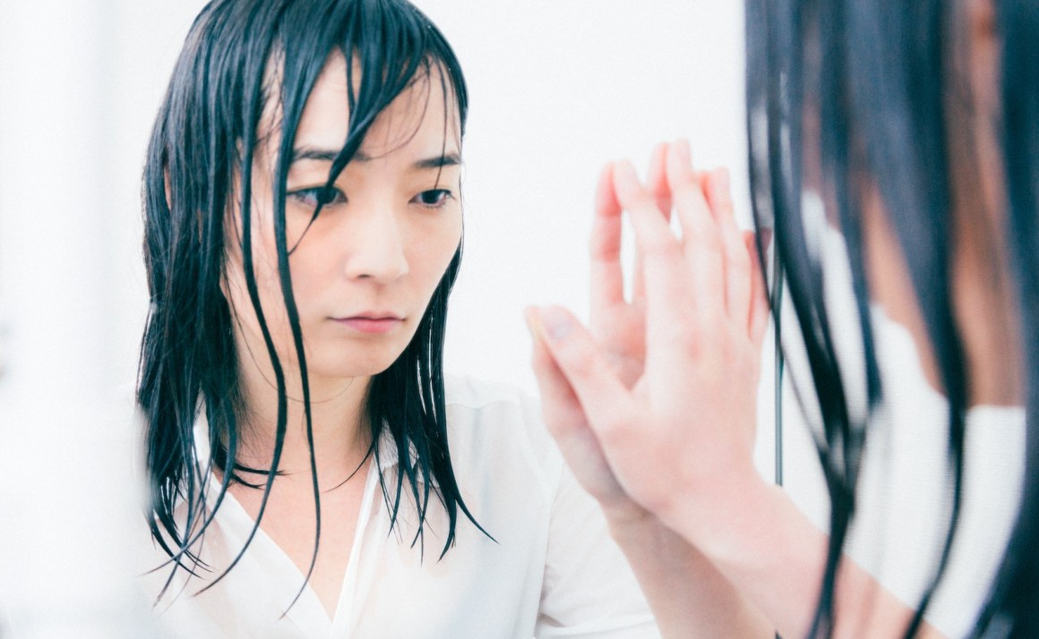 「自分が気持ち悪い」突然の自己嫌悪に苛まれる人々——2026年、過剰共有社会が生んだ心理的葛藤の正体