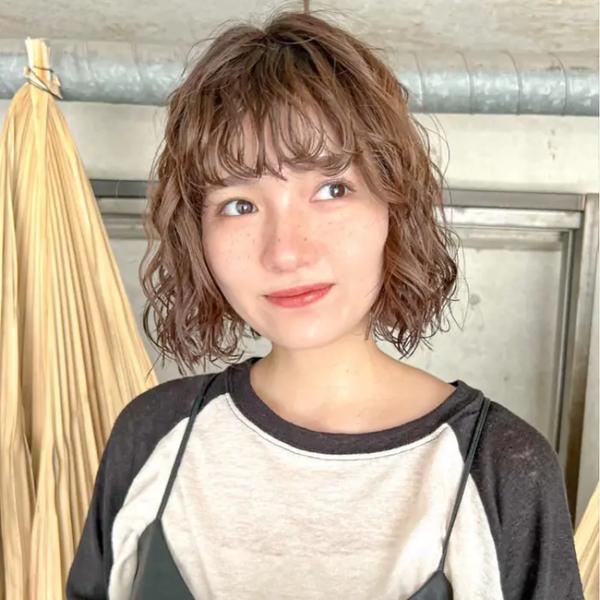 2026年、なぜ「ボブ×パーマ」が空前の大ブームなのか？忙しい現代人を魅了する最先端トレンドと手入れ不要の美しさ