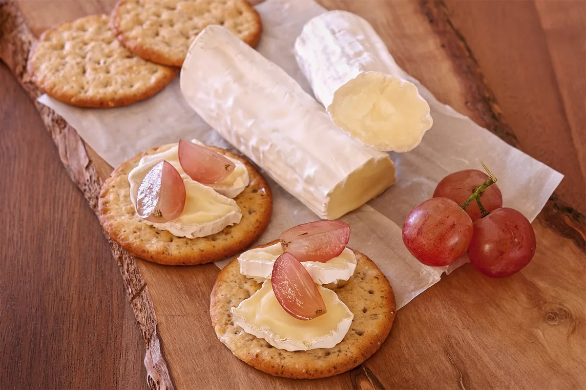 Best Crackers to Eat with Brie Cheese