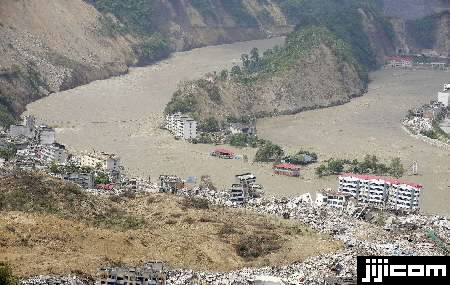 奇跡の180秒：巨大地震の濁流から命を救った「抱っこ紐」と名もなき避難者たちの決断