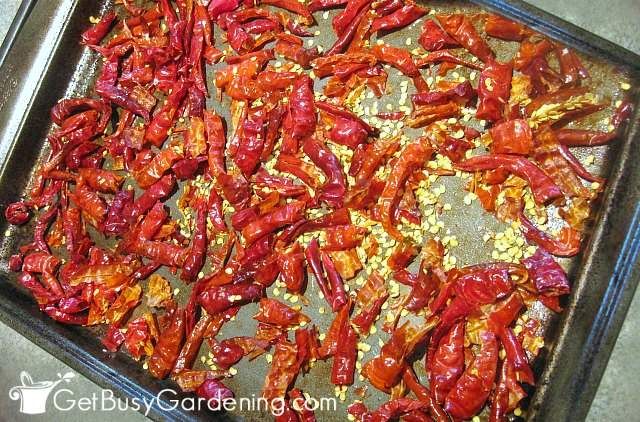 How to Dry Cayenne Peppers in Oven