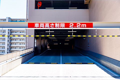 ゲートの向こうに潜む奈落：なぜ「立体 駐 車場 事故」は2026年になっても防げないのか？進化するテクノロジーと死角の真実
