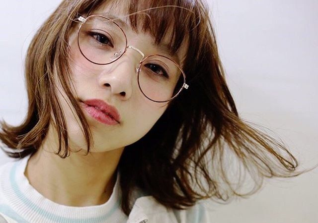 なぜ丸メガネ女子は可愛いのか？顔型別の似合わせ術と垢抜け名品