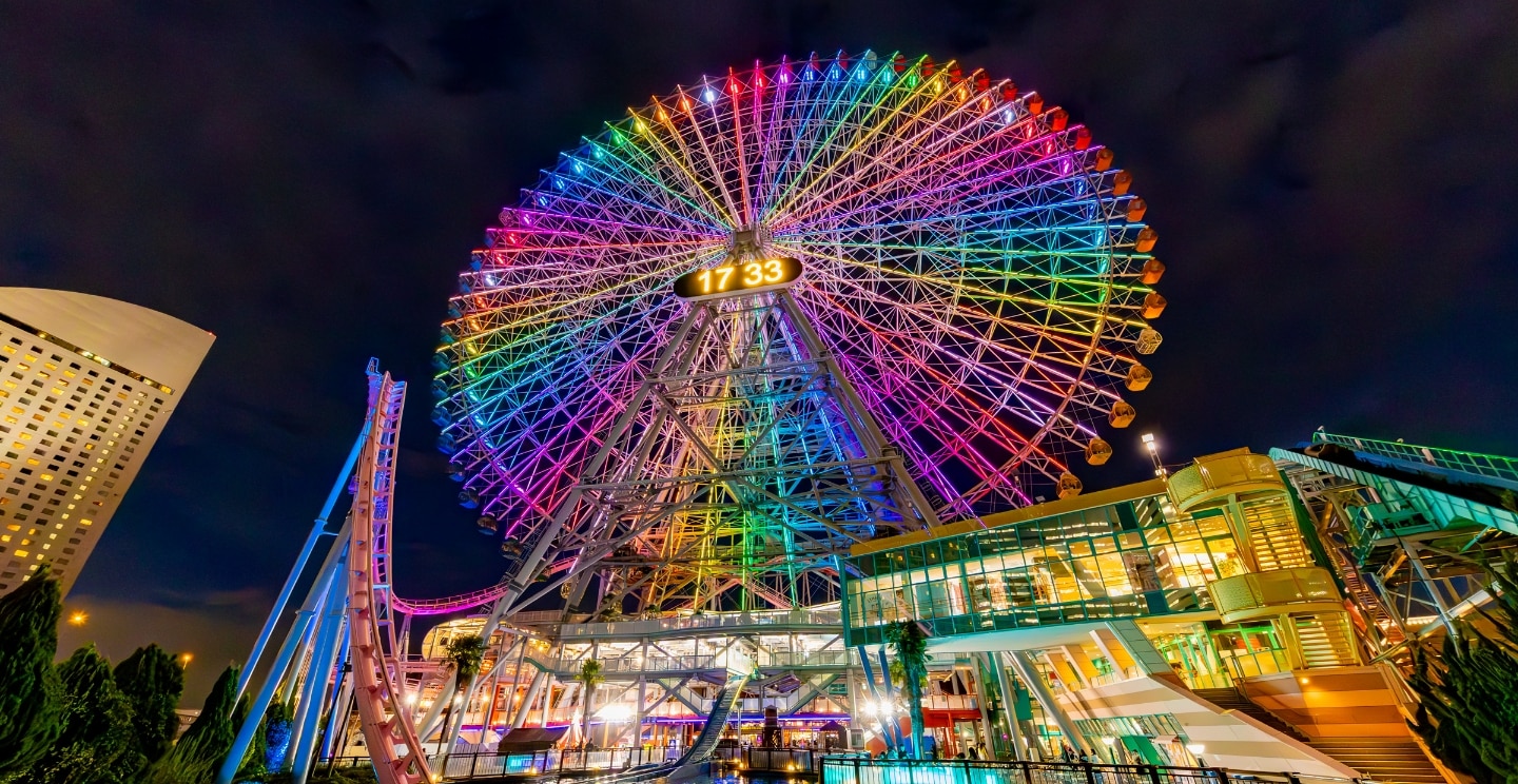 横浜の夜を塗り替える光のテーマパーク。よこはまコスモワールドが新たな都市体験を紡ぎ出す