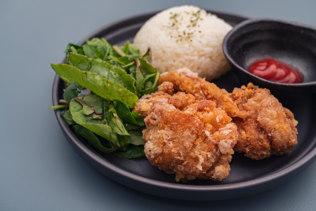 ハワイ名物のモチコチキンとは？唐揚げとの違いと本場人気レシピ