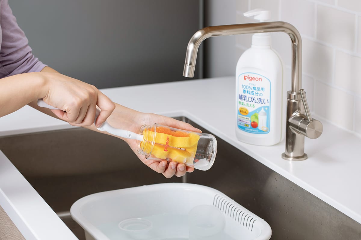 その哺乳瓶洗い、実は菌が残る？正しい洗い方と消毒の落とし穴を徹底検証