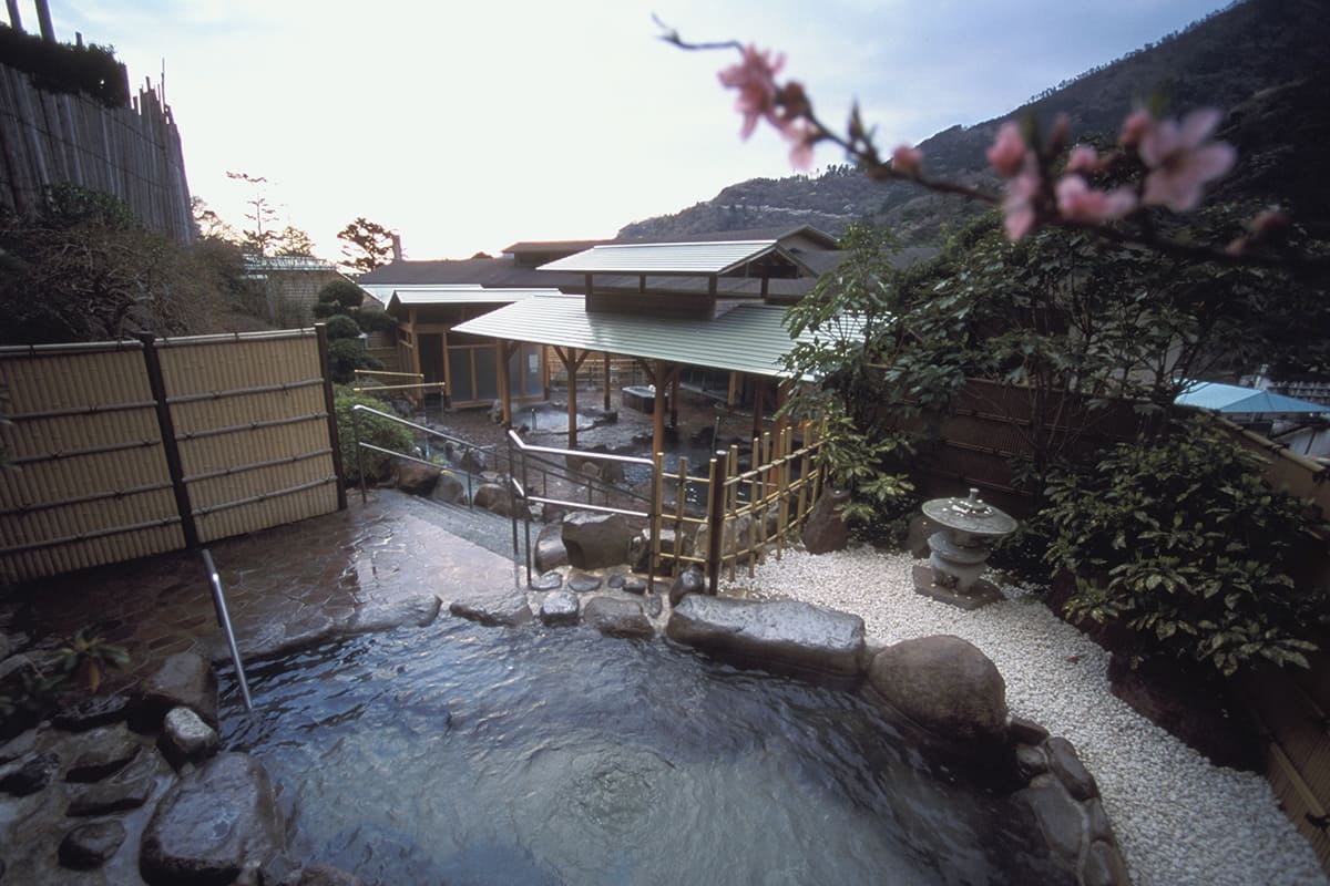 箱根の森おかだの評判は本当か？本館との違いと露天風呂・食事の全貌