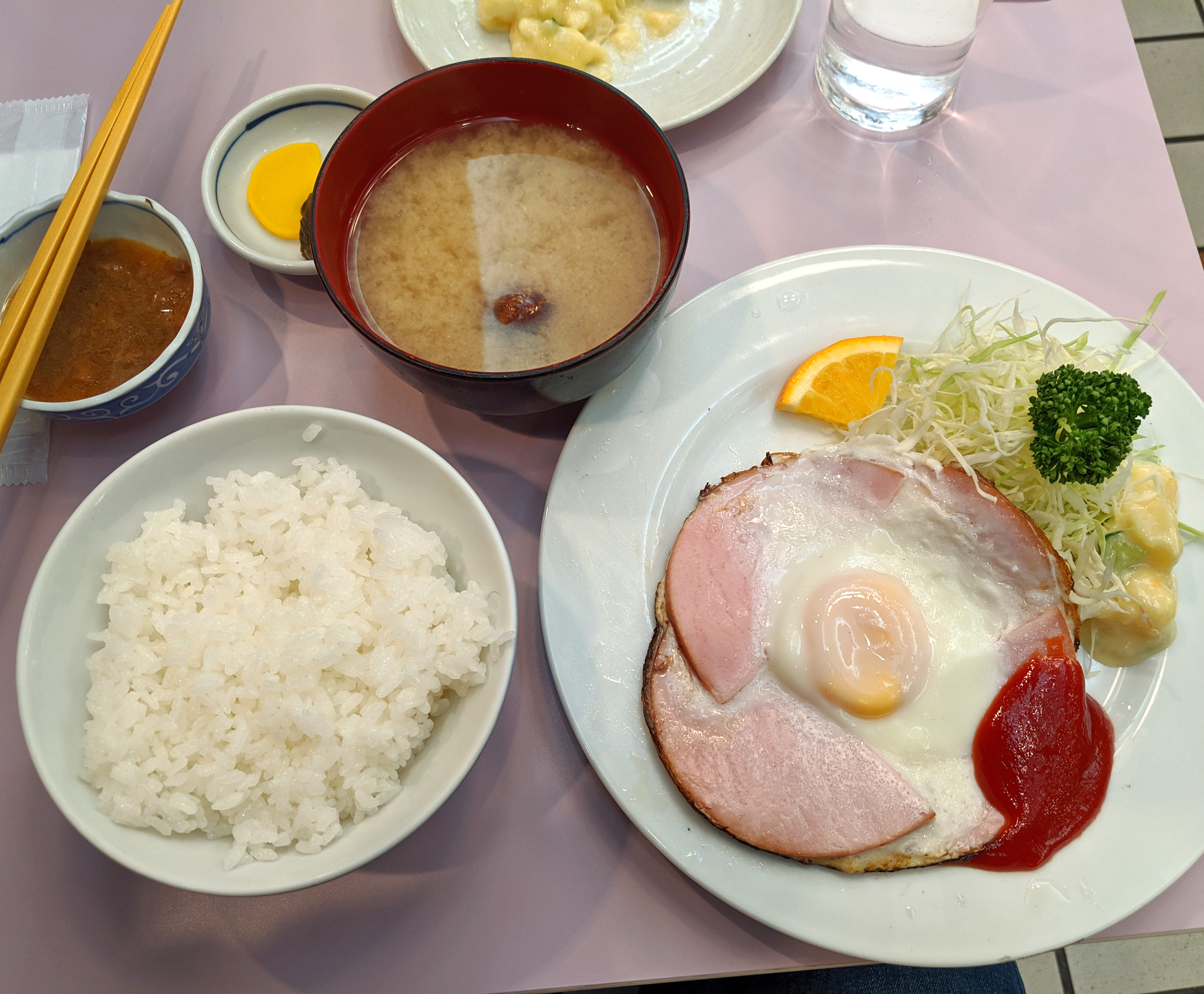 ハムエッグ定食再ブームの真相！チェーン徹底比較と絶品レシピ