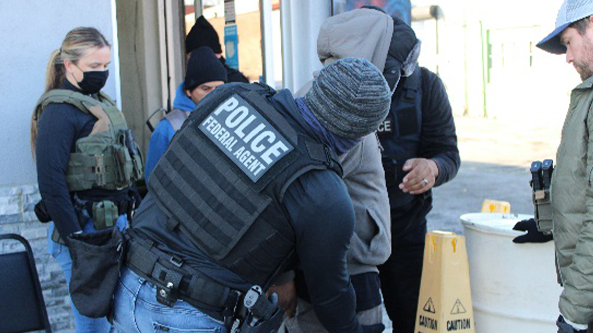 Six Immigration Officers Were Charged with Stealing from Migrants