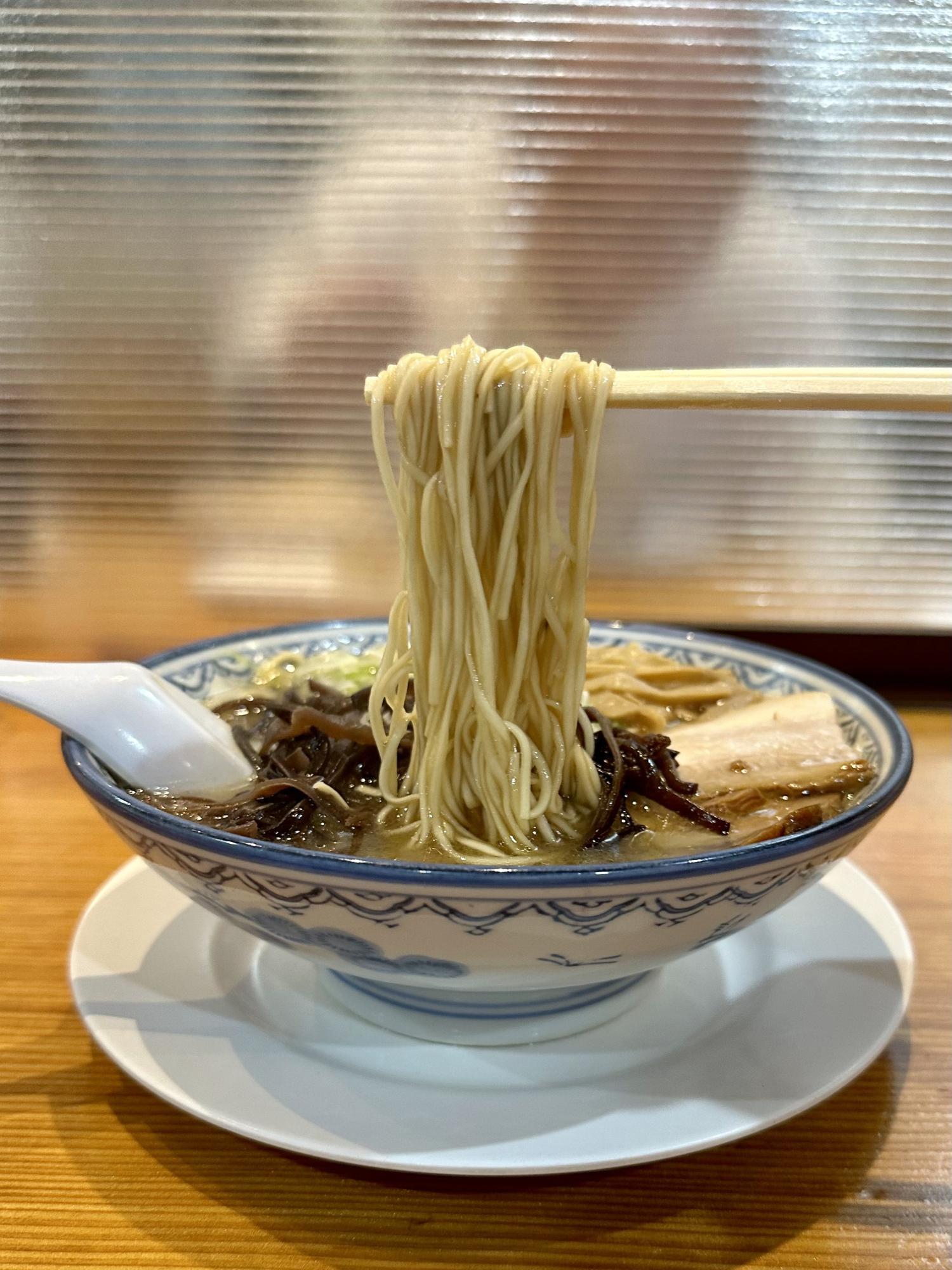 平打ち麺ラーメンの圧倒的な旨さの秘密｜スープが絡む科学と名店の真価
