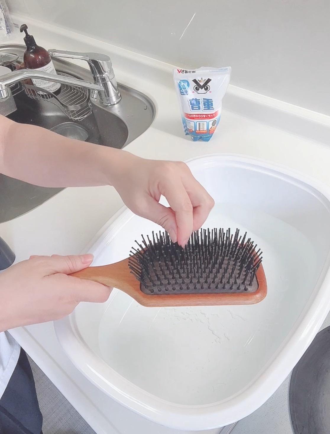 ヘアブラシの洗い方決定版！プロが教える素材別ケアと劇的汚れ落とし