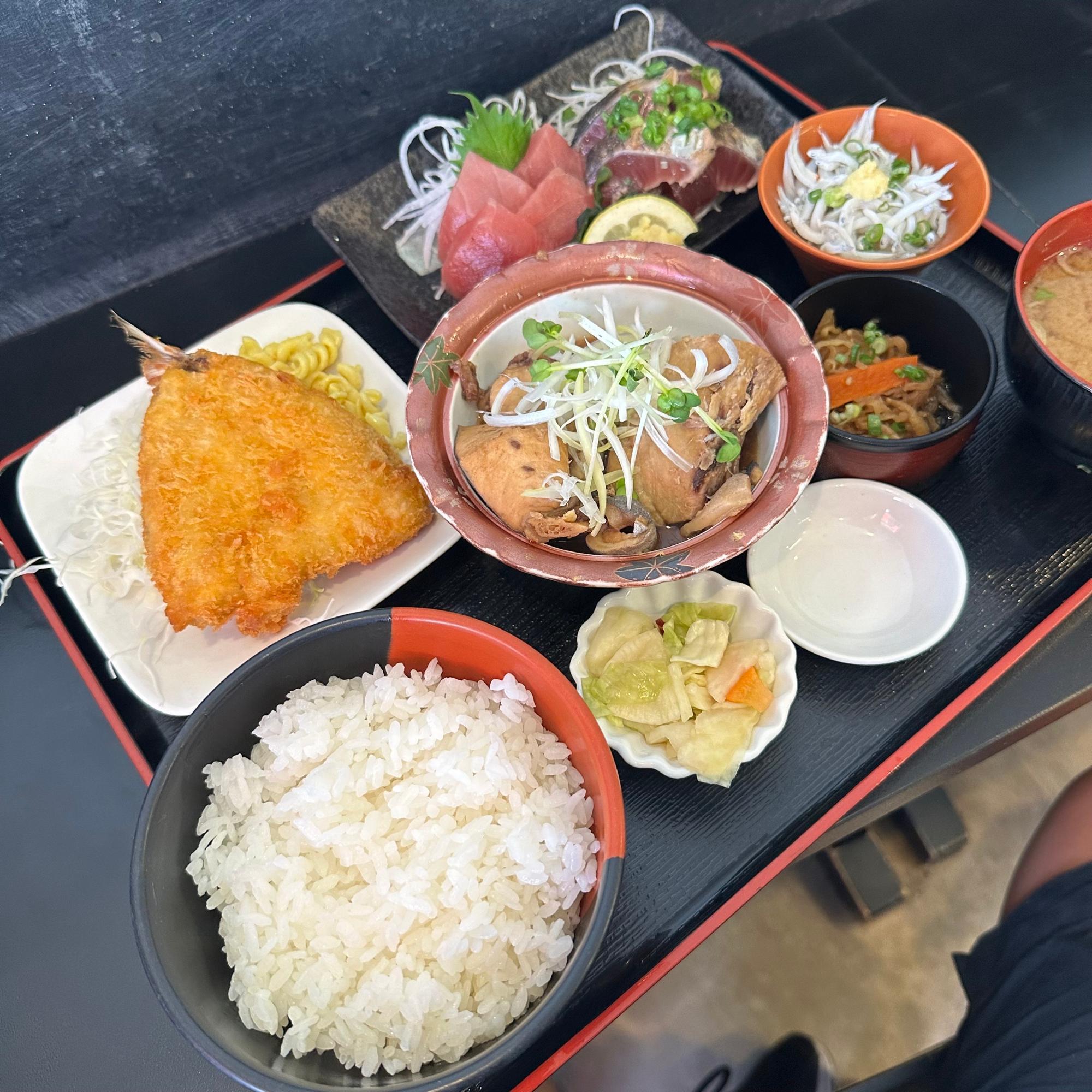 逗子・小坪の行列店「まるわ食堂」人気の真相と名物アジフライの真価