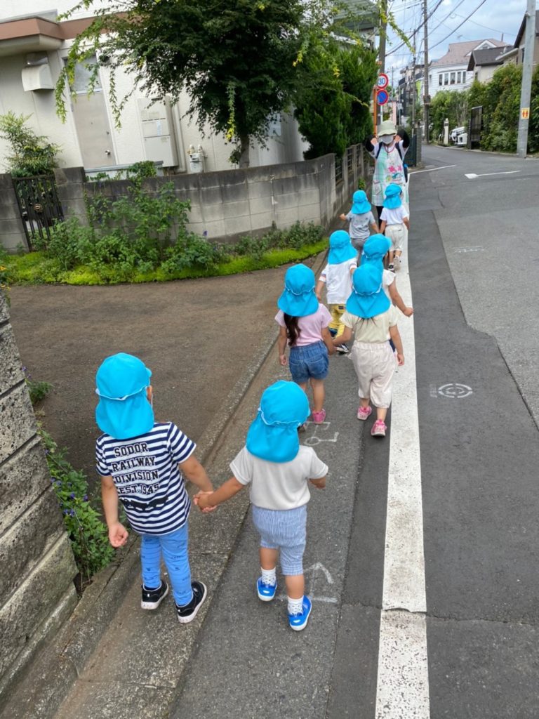2歳児が歩かない・歩き方が気になる理由は？受診目安と発達のサイン