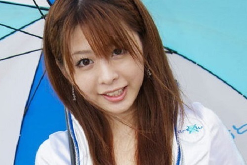 上原さくらの水着姿に絶賛の声！年齢を感じさせない美ボディの秘密