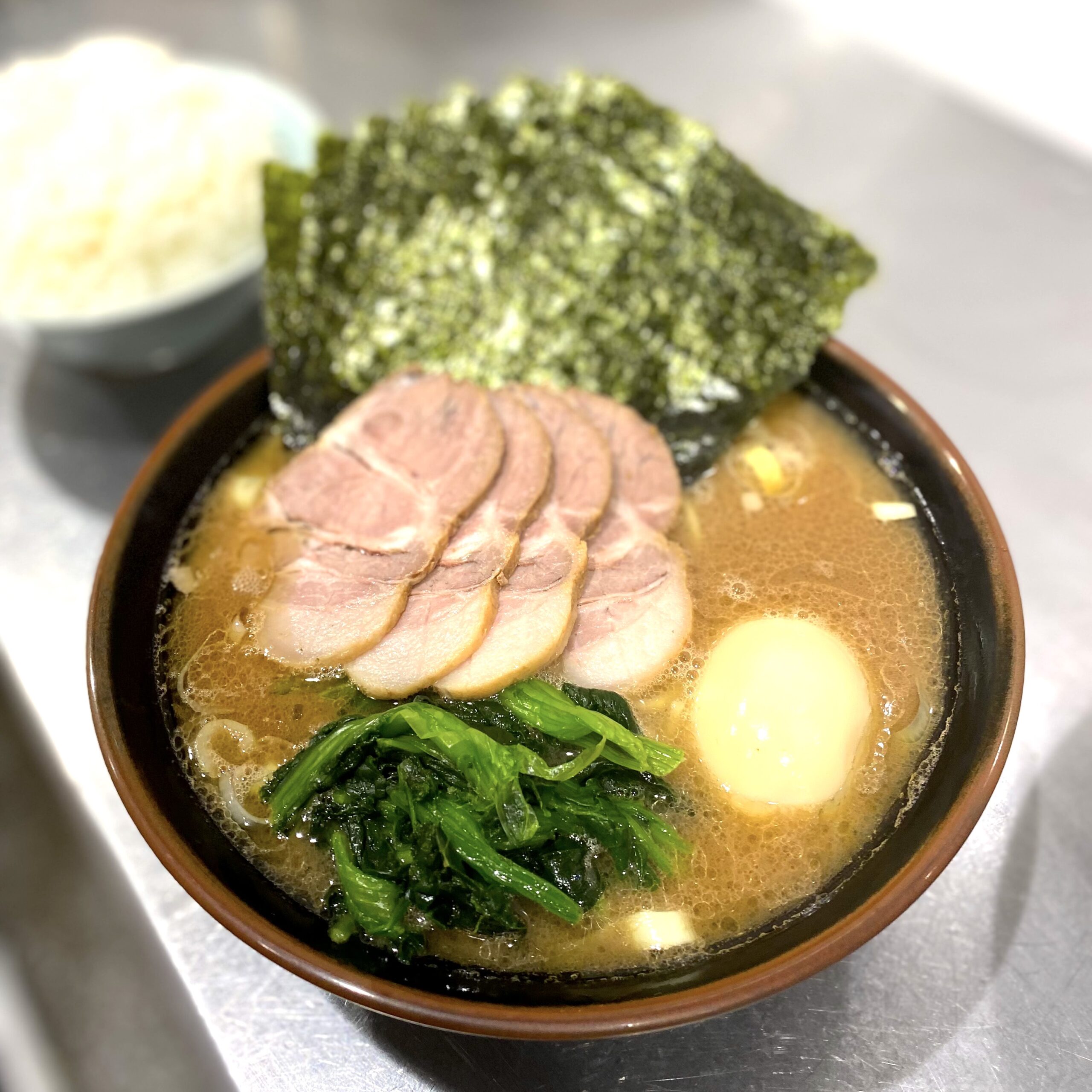 辻堂で行列必至「漢ラーメン室」の正体！濃厚豚骨醤油と人気の秘密