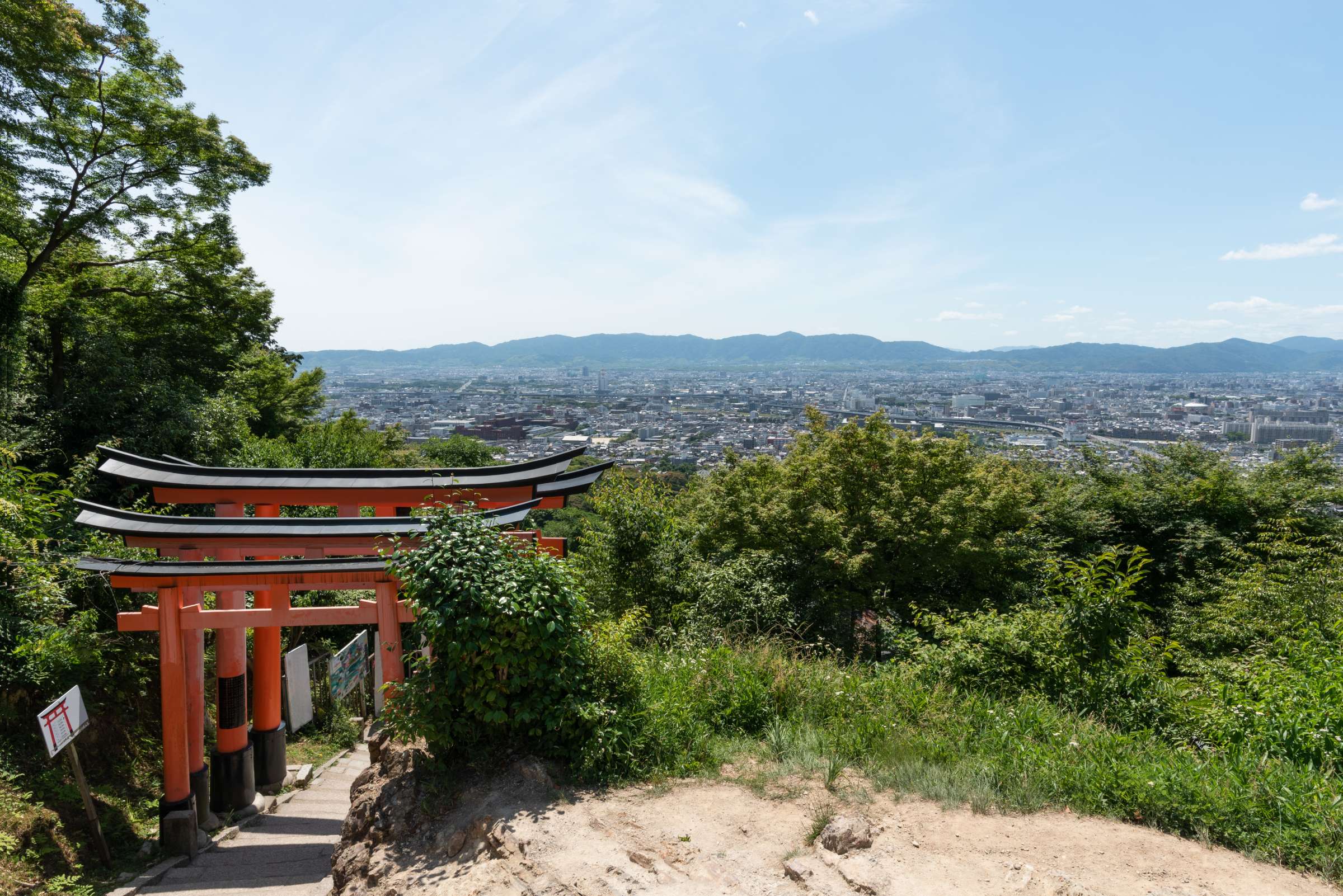 【2026年最新現地レポ】千本鳥居のその先へ――スマート参拝がもたらした「伏見稲荷・稲荷山」の静寂と、知られざる神聖トレイルの全貌