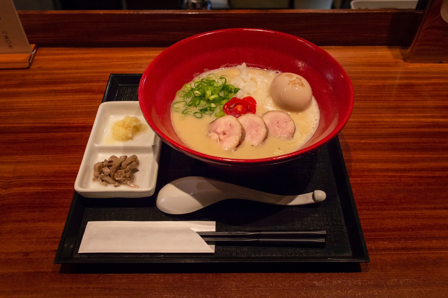 巣鴨「麺やいま村」なぜ行列？濃厚鶏白湯と炭火焼きの極意【2026】