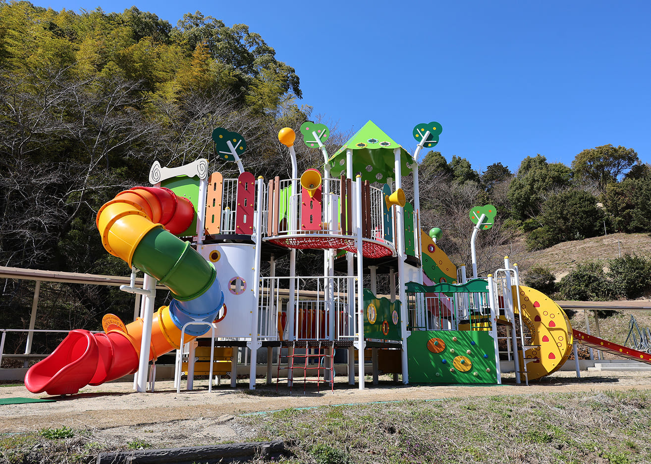 海南市わんぱく公園の真相解明！完全無料＆雨天Okの巨大施設と混雑攻略
