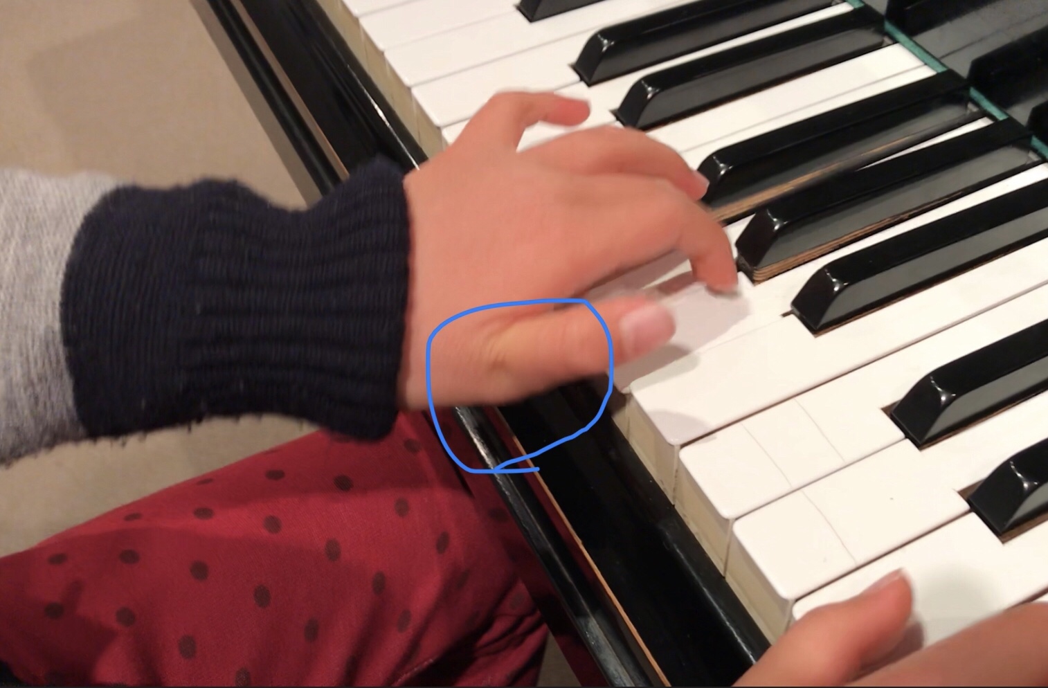 まむし指を治して劇的な美音へ！関節の潰れを防ぐ脱力の新常識