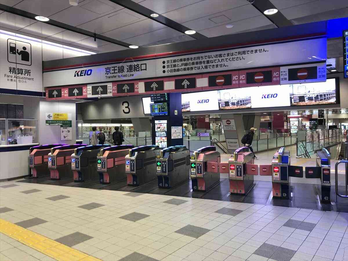 駅ホームの点字ブロックにある1本線の突起とは？転落防ぐ命の境界線