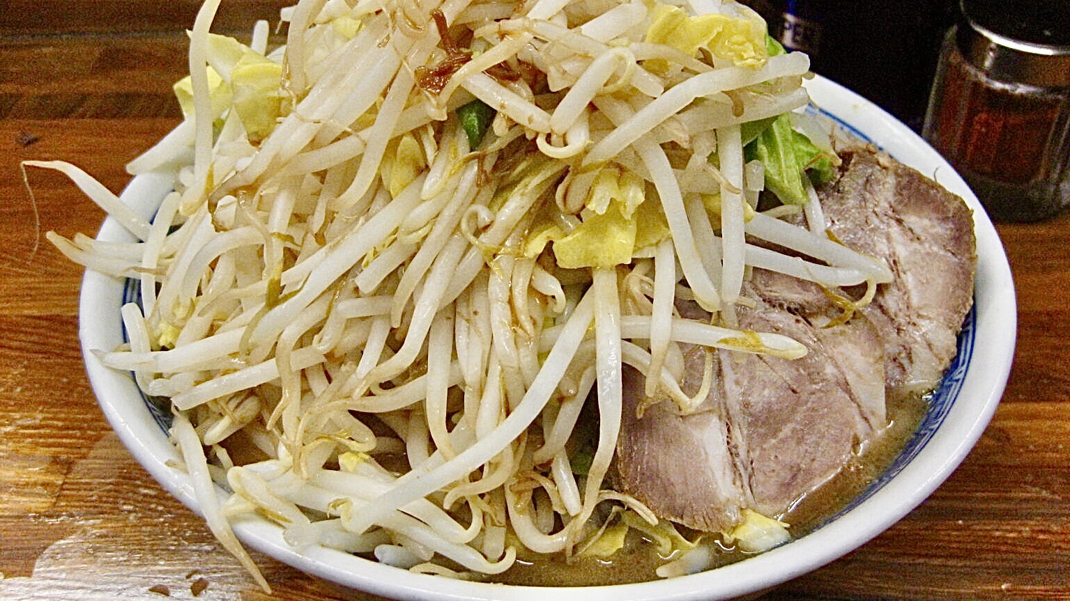 【2026年最新ルポ】「優しすぎる二郎」の真実。ラーメン 二郎 京 急 川崎 店が初心者やインバウンドに今なお愛される理由