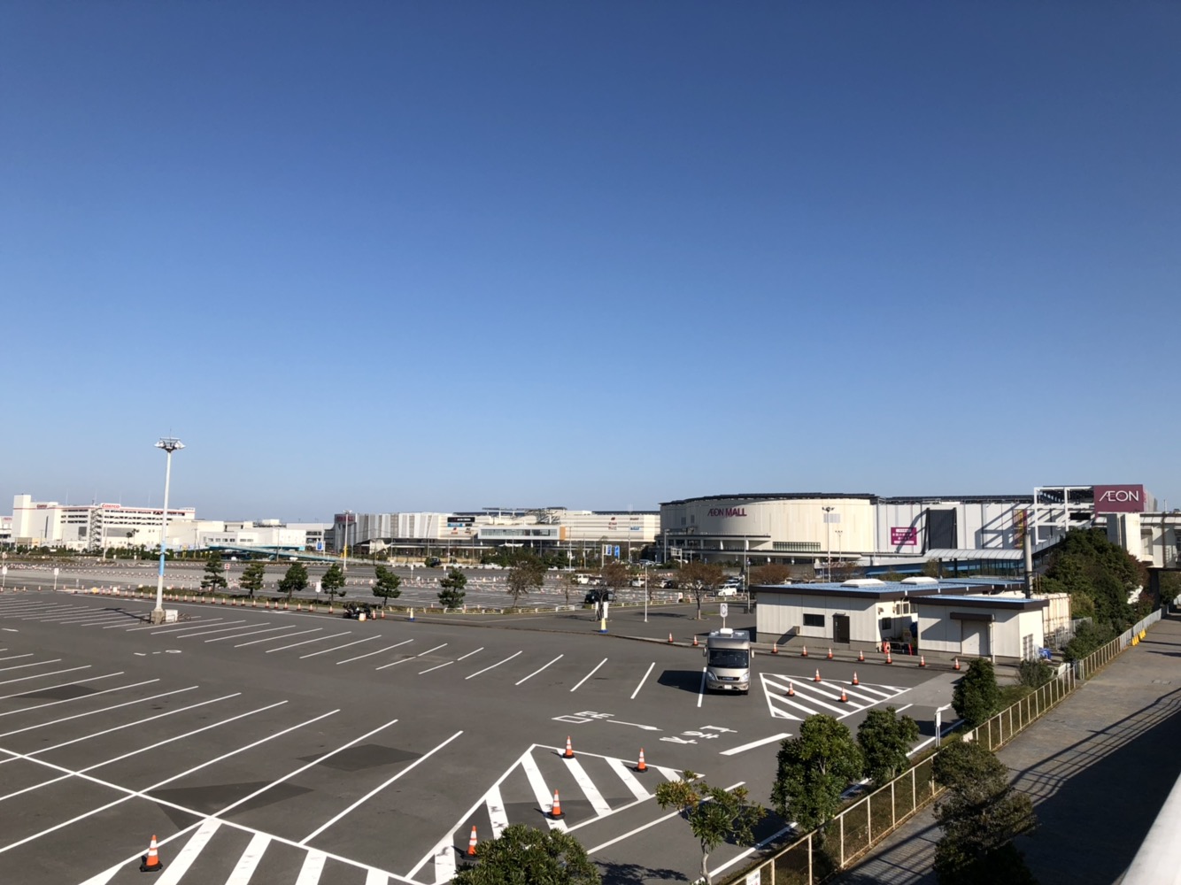 【2026年最新】幕張メッセ駐車場でハマる出庫地獄を回避せよ！車絶望組を救う混雑傾向とプロが教える穴場パーキング取材記