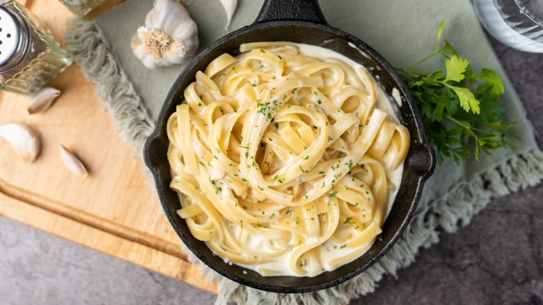 How to Thicken Fettuccine Alfredo Sauce