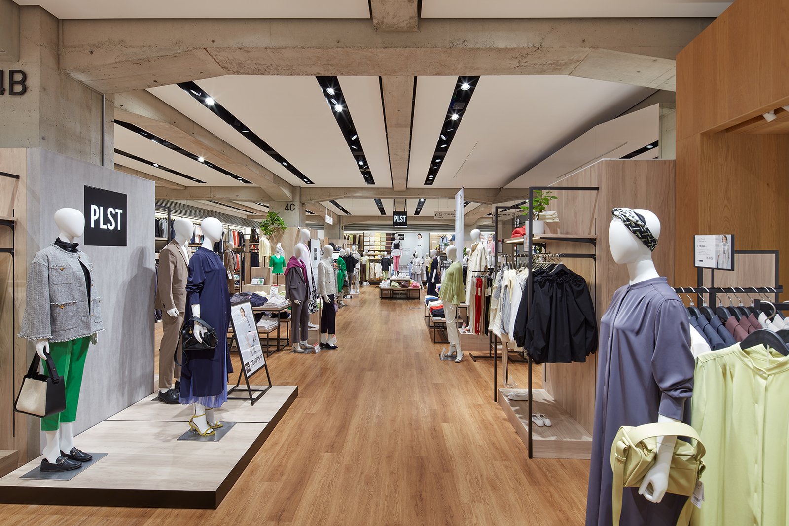 プラステ再編の真相｜ユニクロ併設と閉店加速の裏にある巨大戦略